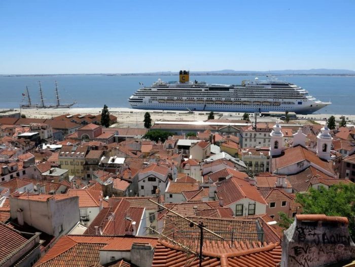 Bateau de croisière dans le port de Lisbonne (1000 pièces)