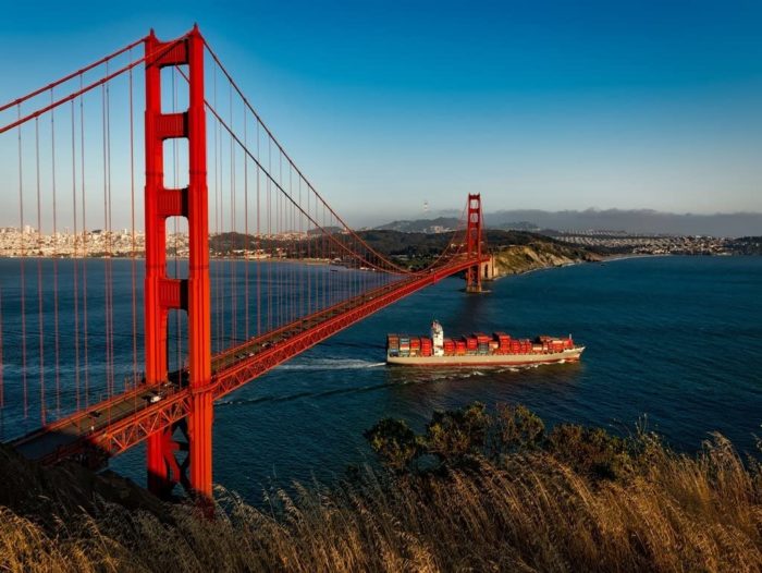 Bateau de marchandises sous le Golden Gate (100 pièces)
