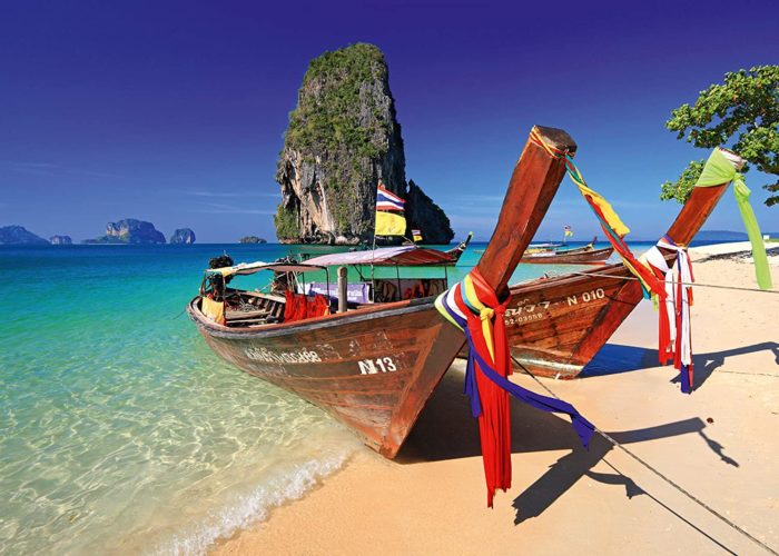 Bateau sur la plage de Phra Nang en Thaïlande (1000 pièces)