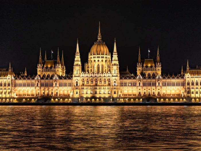 Le parlement hongrois de nuit (1000 pièces)