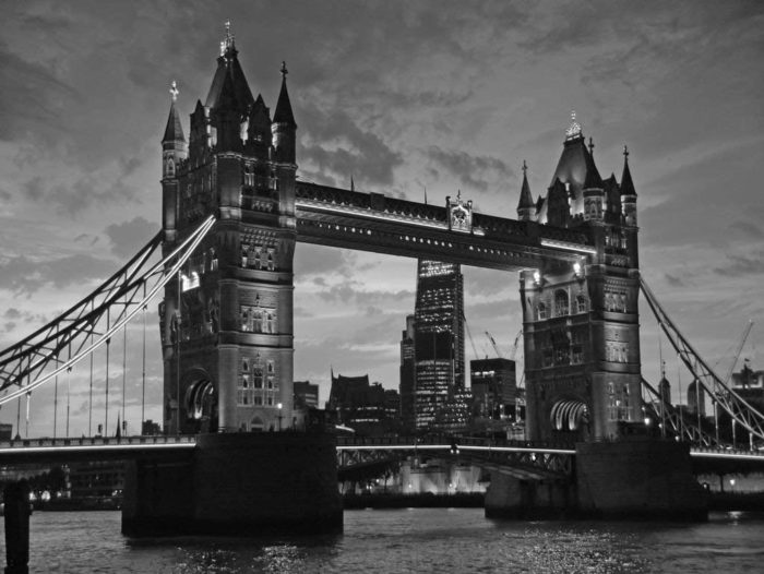 Tower Bridge en noir et blanc (1000 pièces)