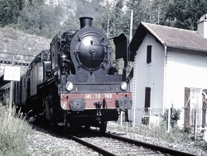Vieille locomotive à vapeur (100 pièces)